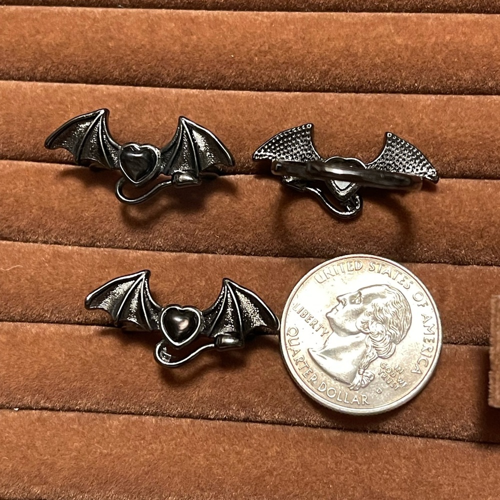 🦇 Bat ring with hypersthene, recommend for size 7.5 and under.